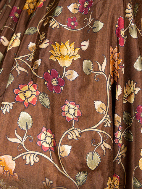 Brown Featuring a viscose saree with kalamkari print to be you’re a vision of unparalleled beauty