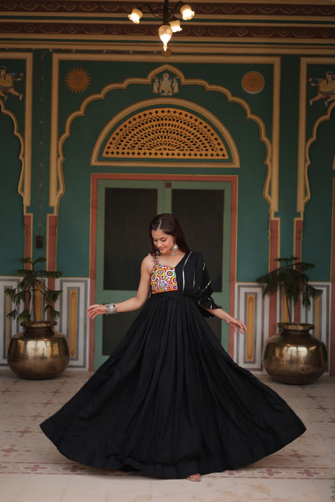 Elevate Your Festive Wardrobe With This Black Designer Outfit For Navaratri For woman