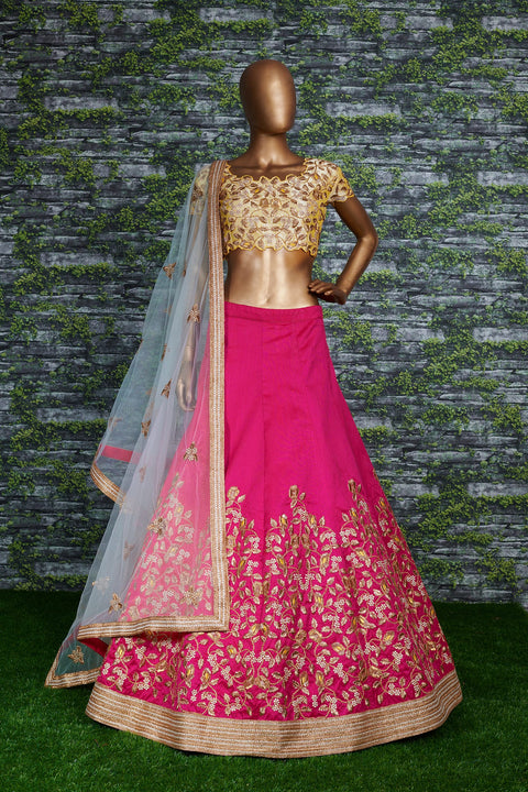 Pretty in pink, this lehenga is a grand choice to level up and shine this wedding season.