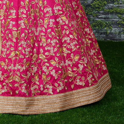 Pretty in pink, this lehenga is a grand choice to level up and shine this wedding season.