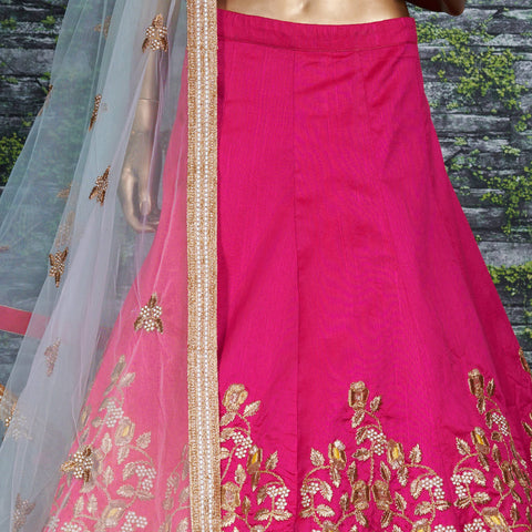 Pretty in pink, this lehenga is a grand choice to level up and shine this wedding season.